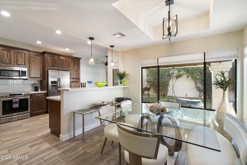 DINING AREA W/SEATING FOR 6