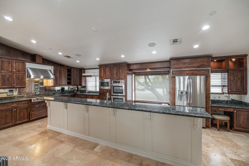 entertaining kitchen