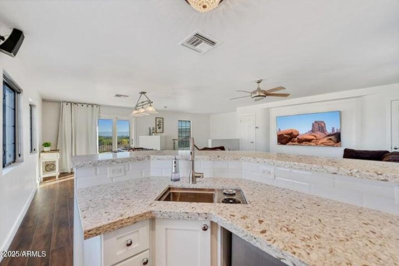 Wet bar w/refrigerator