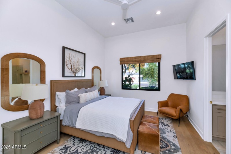 4147 E Clarendon Ave-large-025-039-4147