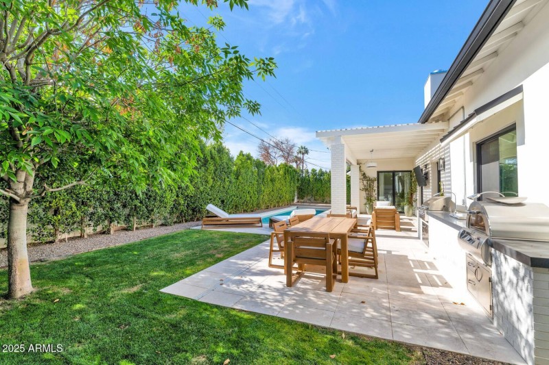 4147 E Clarendon Ave-large-036-013-4147