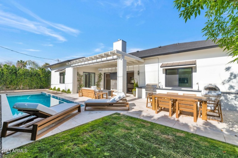 4147 E Clarendon Ave-large-037-010-4147