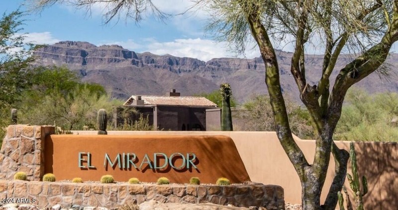 El mirador entrance