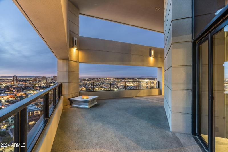 1040 E Osborn Rd 19th Floor 32 of 84