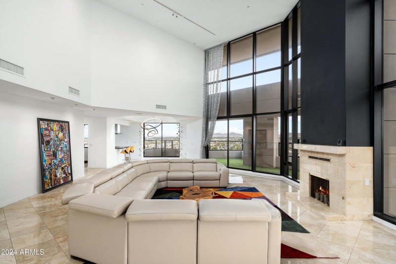 1040 E Osborn Rd 19th Floor 3 of 5