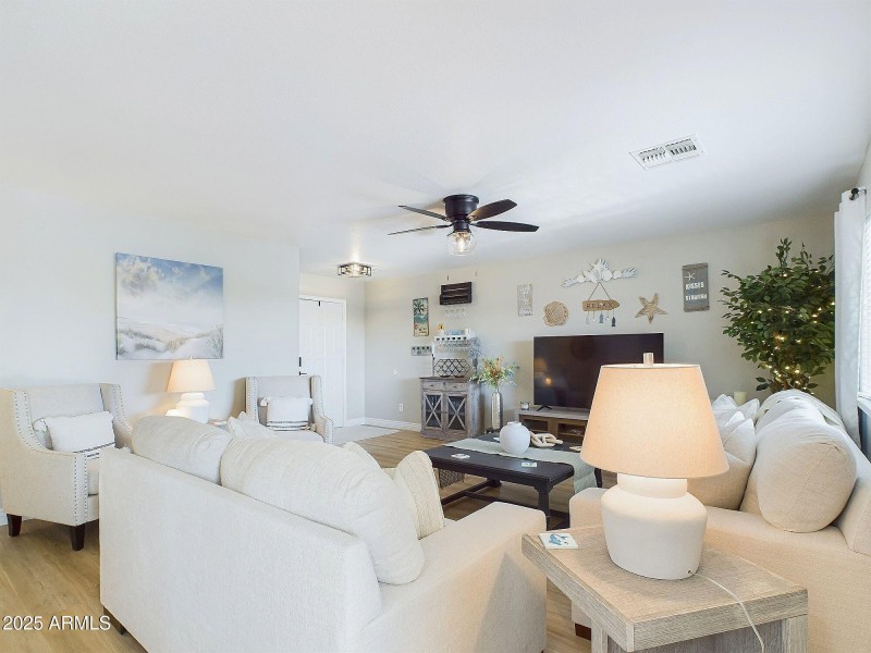 Livingroom with Mini Bar