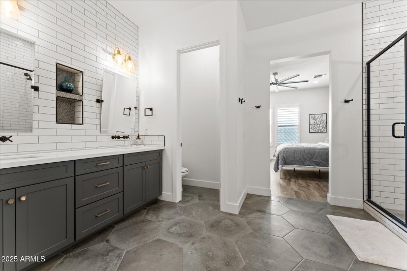 29-029-primary-bathroom