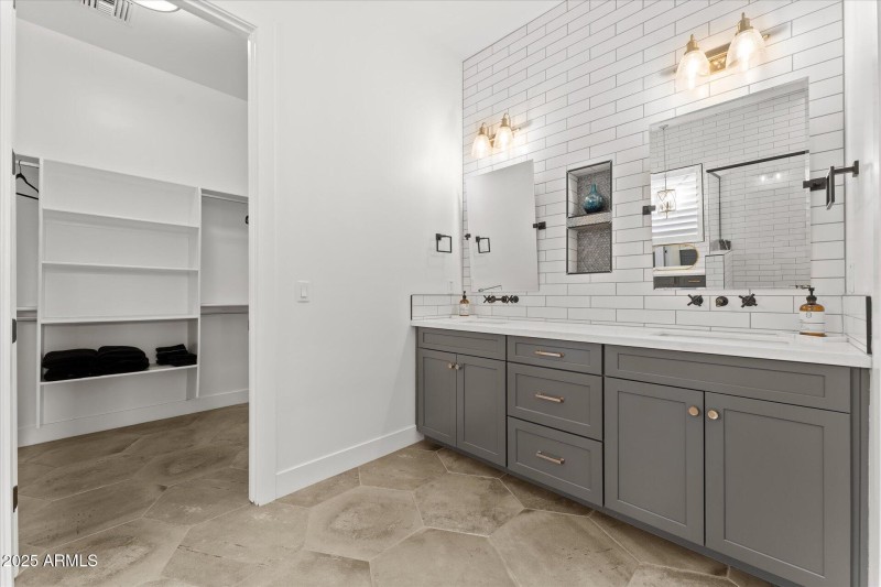 31-031-primary-bathroom