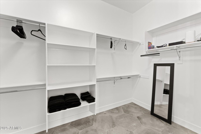 33-033-primary-closet