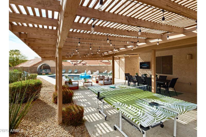 Long Dining Table +Smart TV