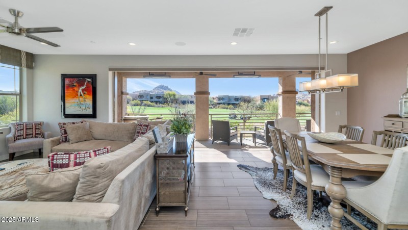 10260 E White Feather Ln-large-005-024-T