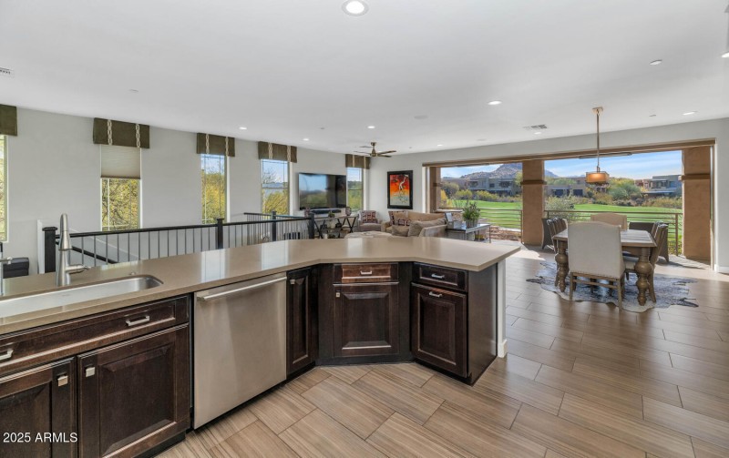 10260 E White Feather Ln-large-011-011-T