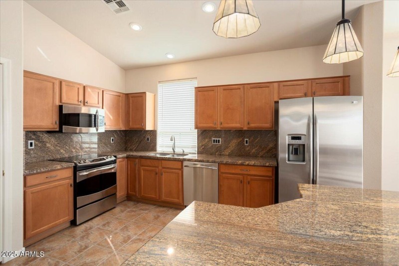 Kitchen has Newer SS Appls & Granite