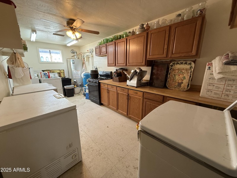 300 sq ft Laundry room