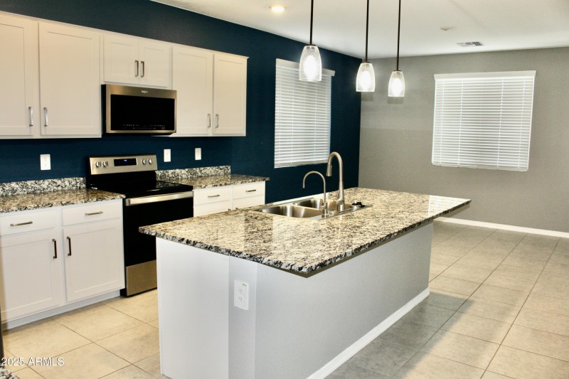 Kitchen with Eat-in Kitchen