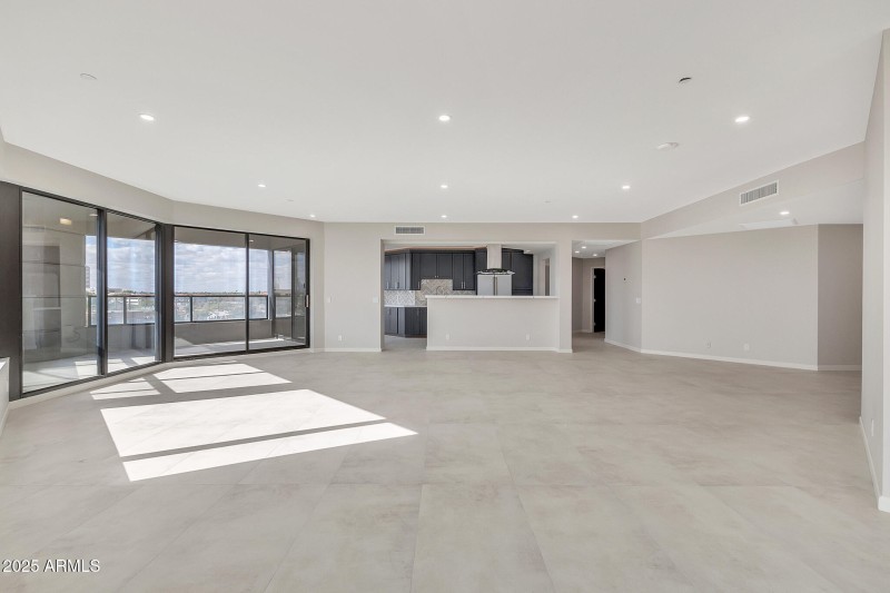 1040 E Osborn 404-12