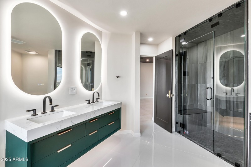 1040 E Osborn 404-25