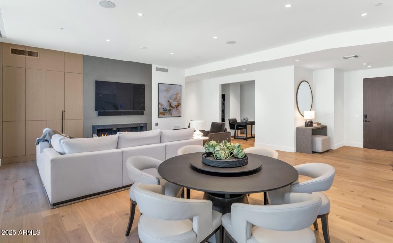 5000 N Camelback Ridge Dr-large-006-040-