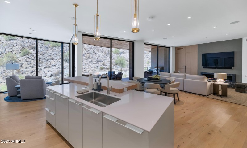 5000 N Camelback Ridge Dr-large-012-022-