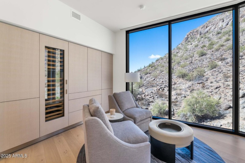 5000 N Camelback Ridge Dr-large-016-030-