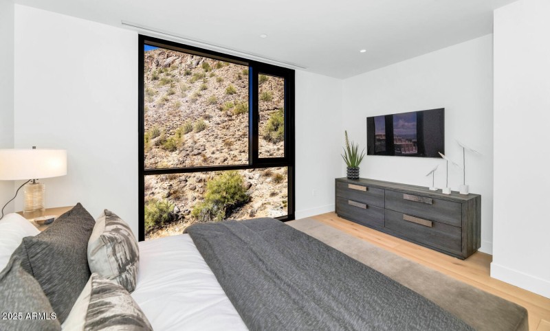 5000 N Camelback Ridge Dr-large-027-012-