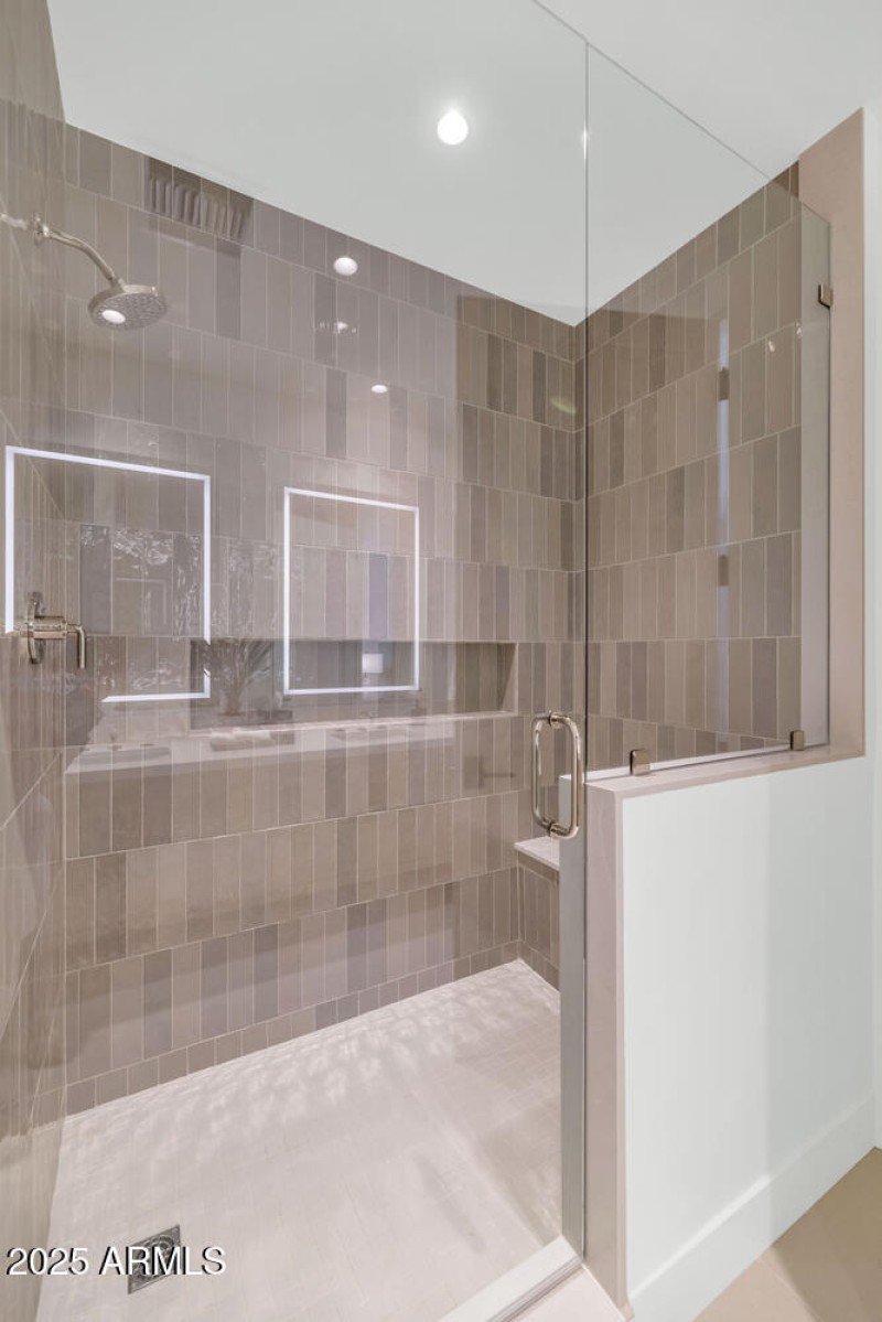 5000 N Camelback Ridge Dr-large-029-042-