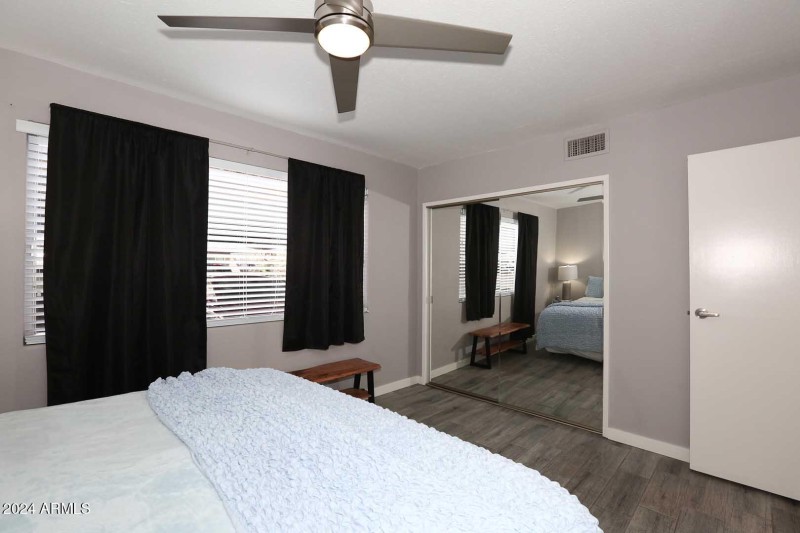 Guest Bedroom w-mirrored closet doors