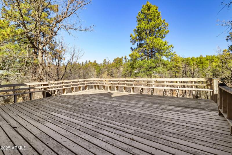 9-Lodge Deck