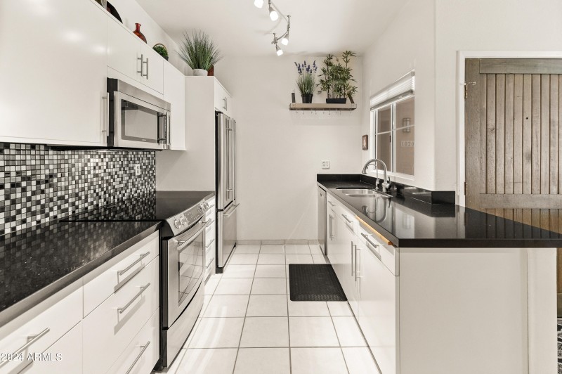 11333 N 92nd St Unit 1021-21 kitchen