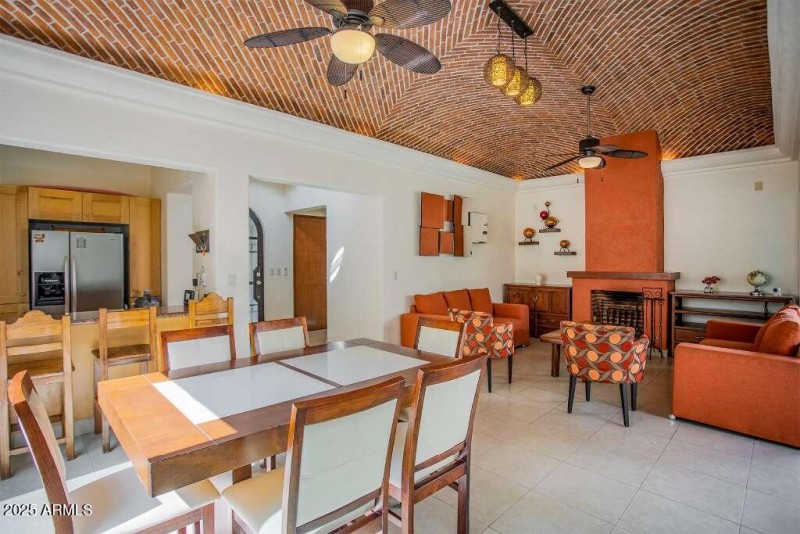 42 Living dining room