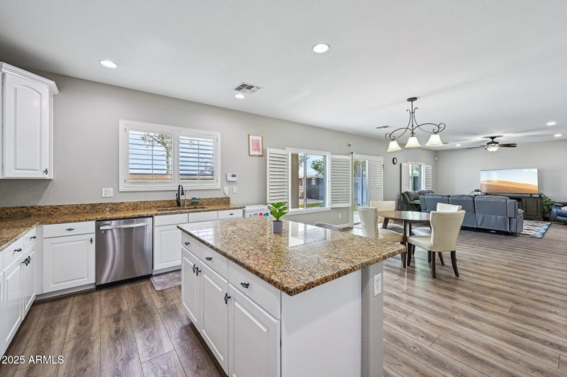 16-web-or-mls-W Quail Ave-016