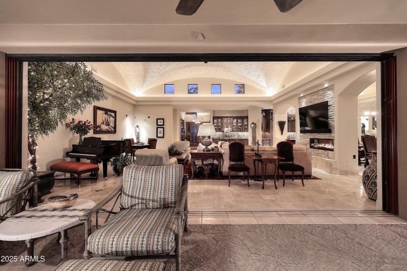 Night-Moving Wall of Glass2