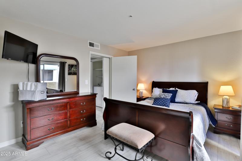 12123_W_Bell_Rd_218-12