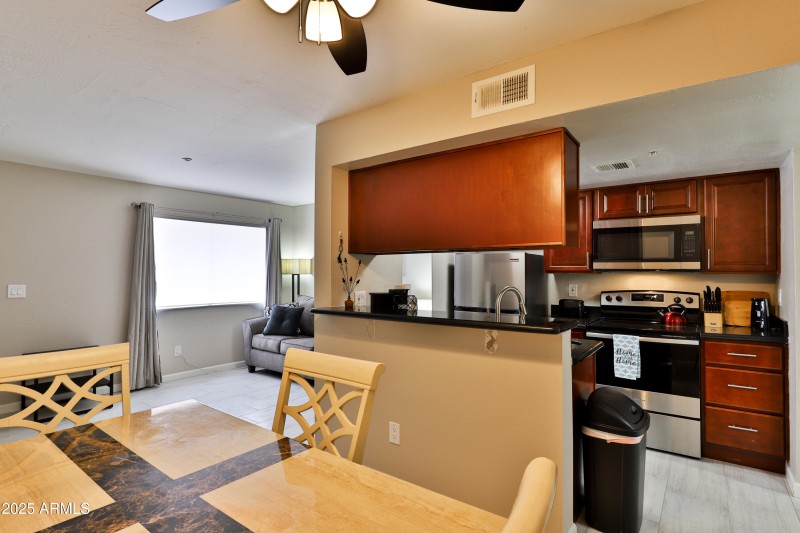 12123_W_Bell_Rd_218-06