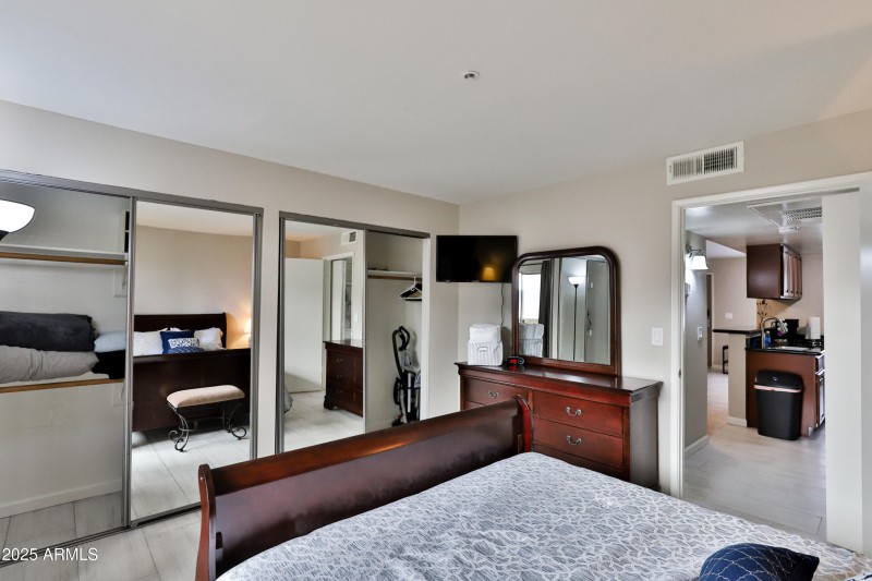 12123_W_Bell_Rd_218-15