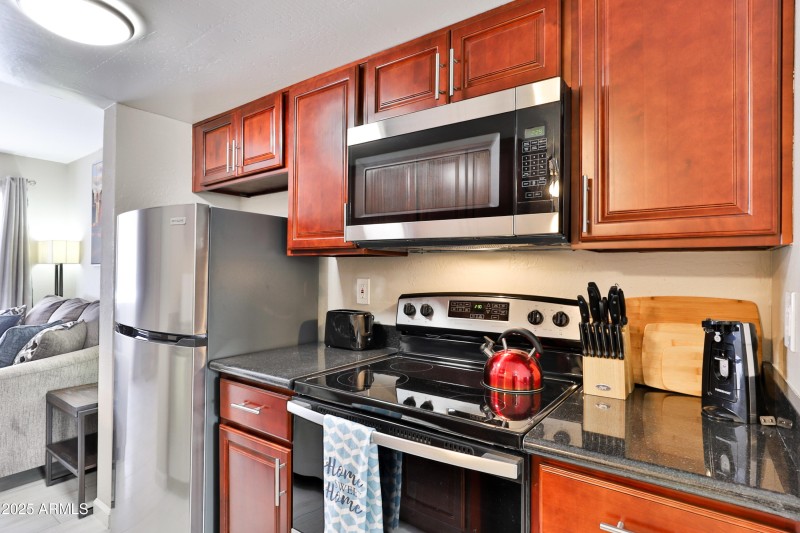 12123_W_Bell_Rd_218-07