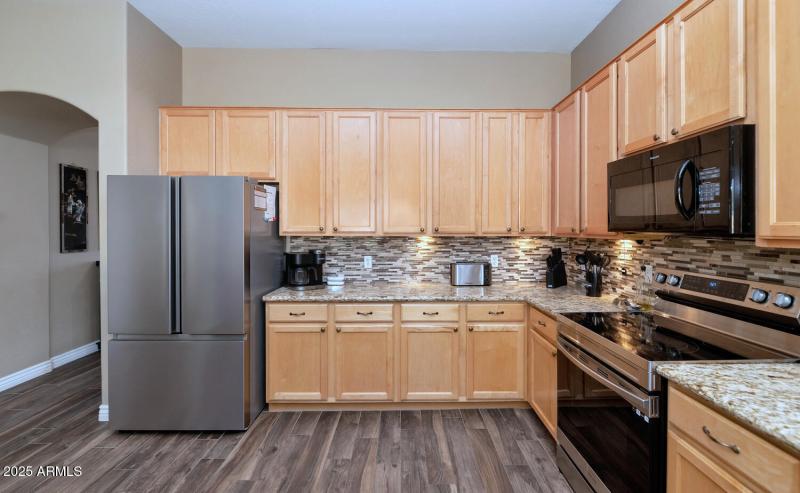 LOADS of Kitchen Cabinets