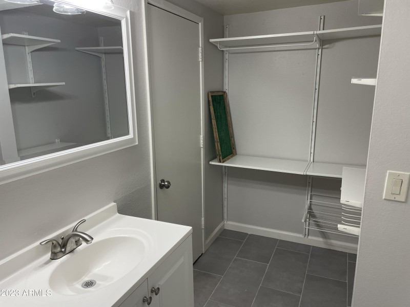 21 Upstairs Bath & Closet