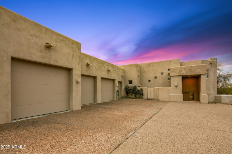 006_4 Car Garage Entrance