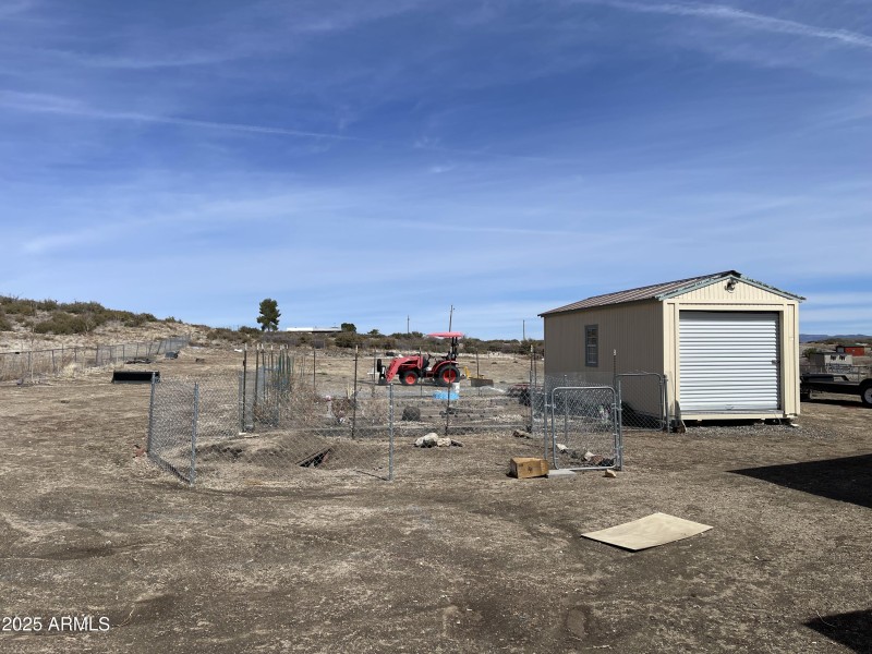 31 garden shed S side