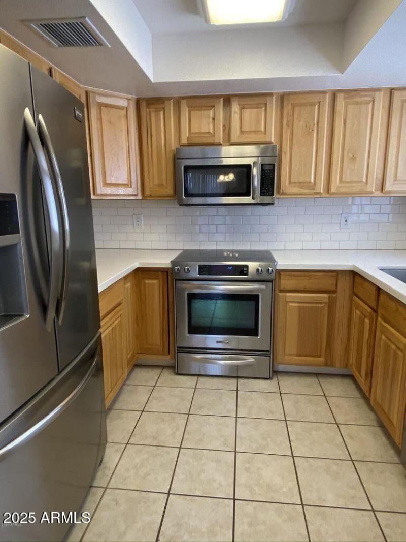 9151 W Greenway #212 Photo 6