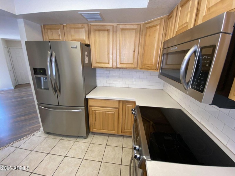 9151 W Greenway #212 Photo 4