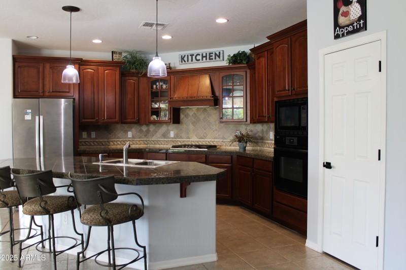 IMG_1218 kitchen-right