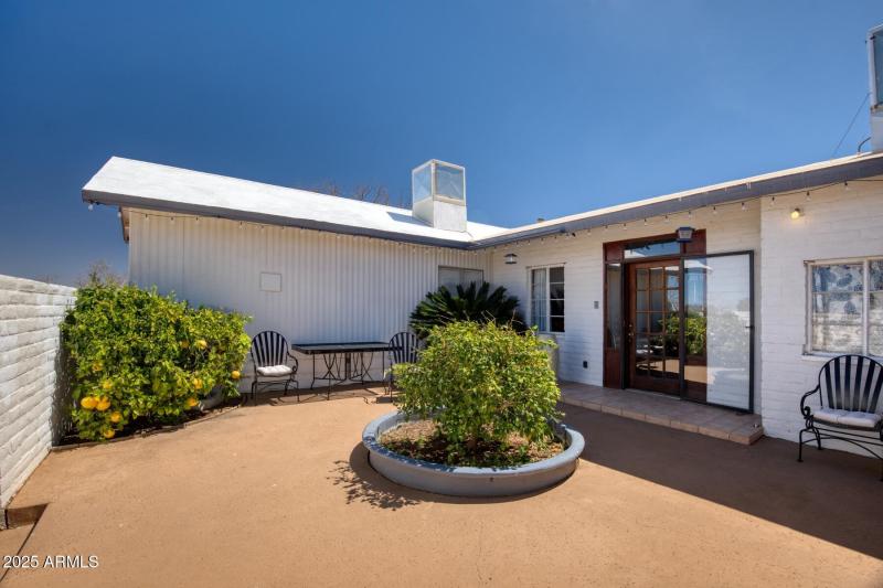 5330 South San Pedro Avenue-063085