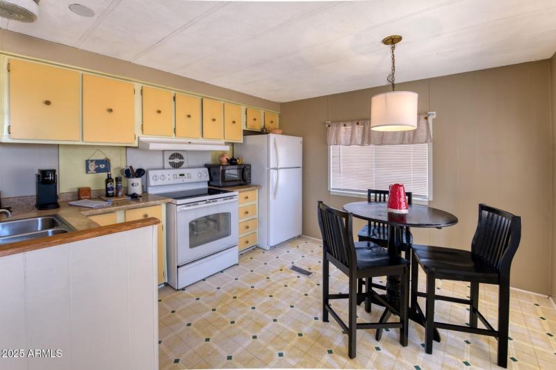 5330 South San Pedro Avenue-073001