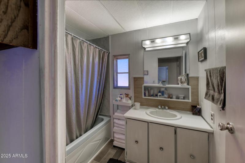 5330 South San Pedro Avenue-073099