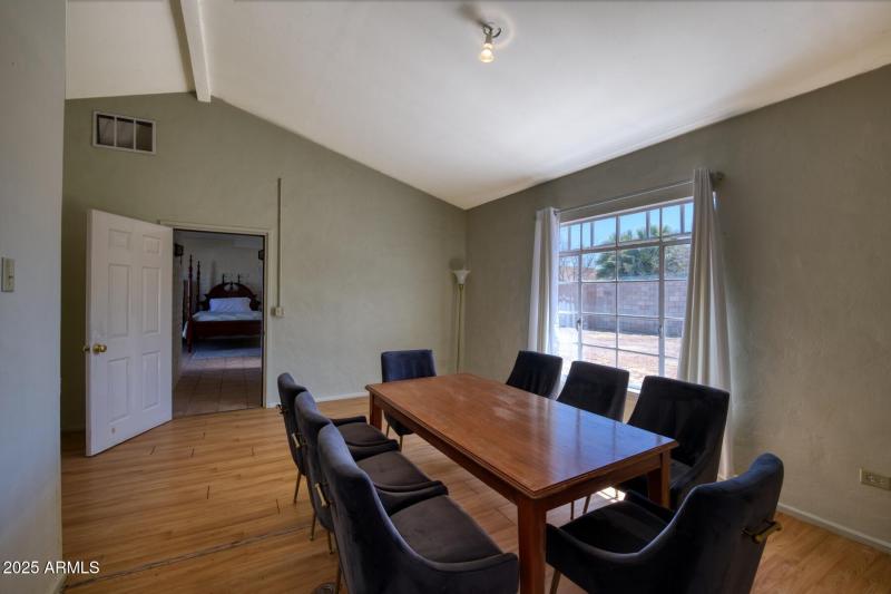 5330 South San Pedro Avenue-073253