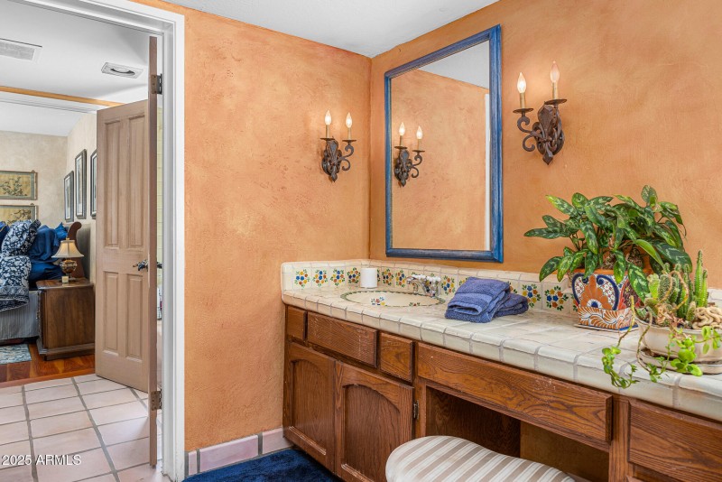 jack and jill guest bathroom