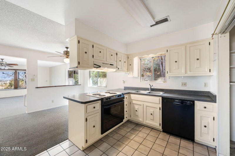 Kitchen with breakfast bar