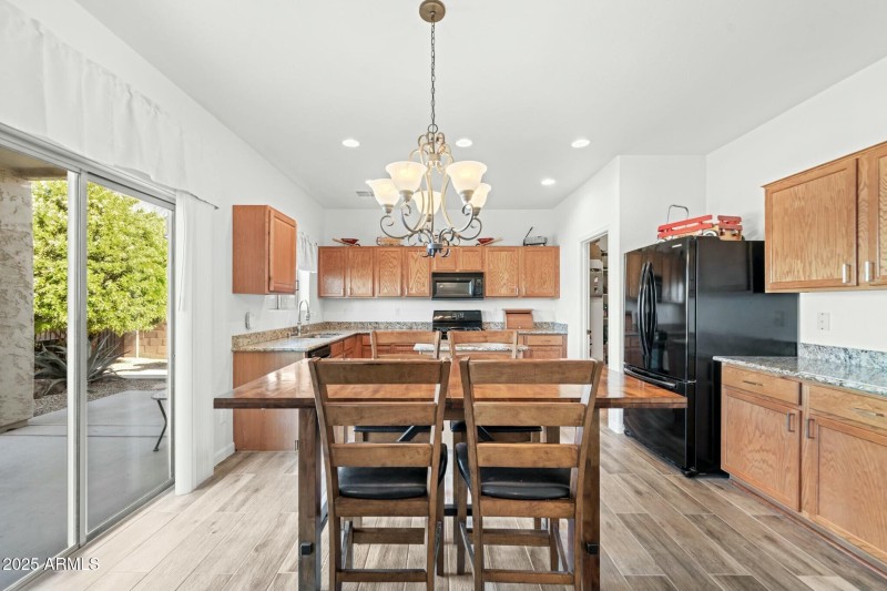 COMFORTABLE EATING AREA